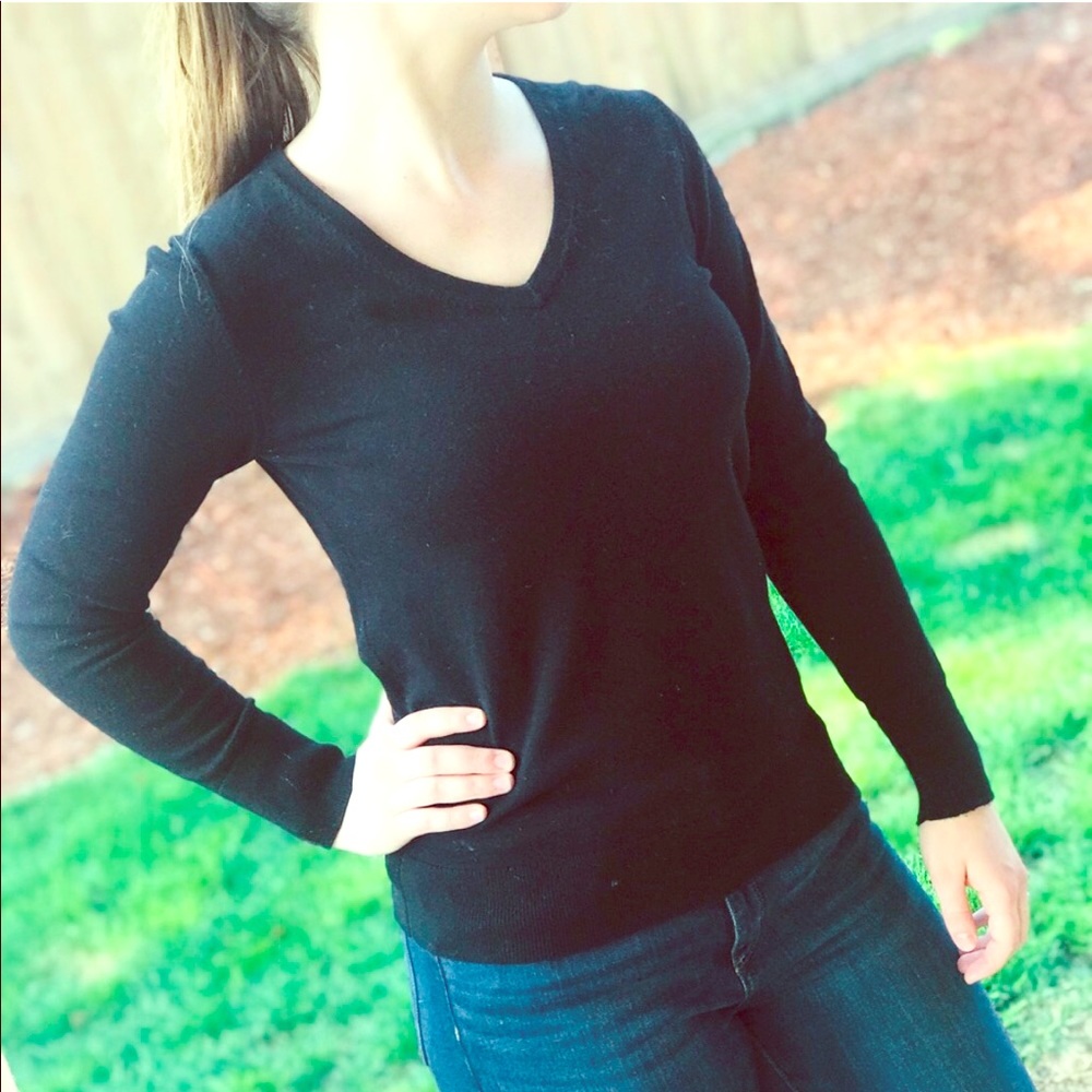 🌟🌟KIRKLAND Classic Black V-neck Sweater🌟🌟
